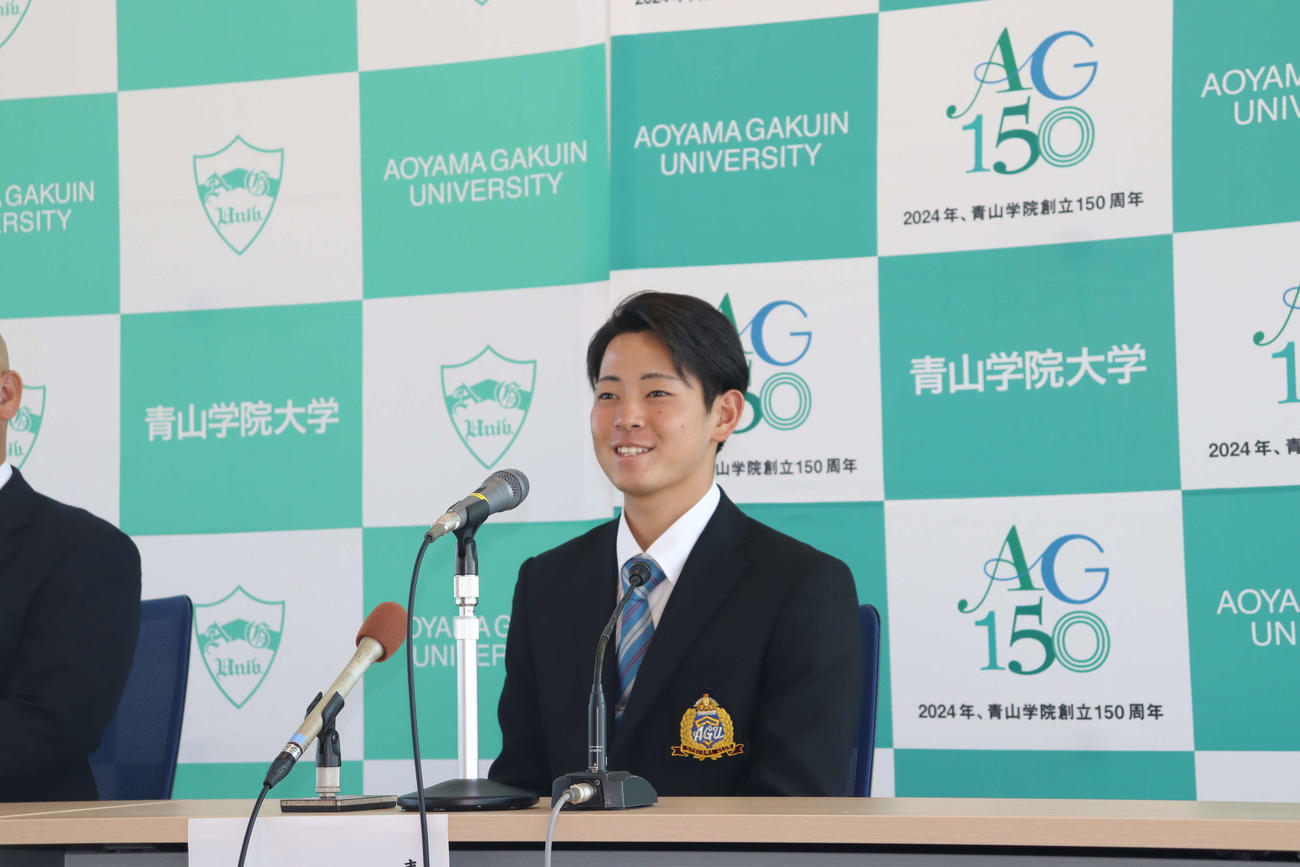 指名あいさつ後、会見に臨む阪神ドラフト1位下村海翔投手（撮影・波部俊之介）