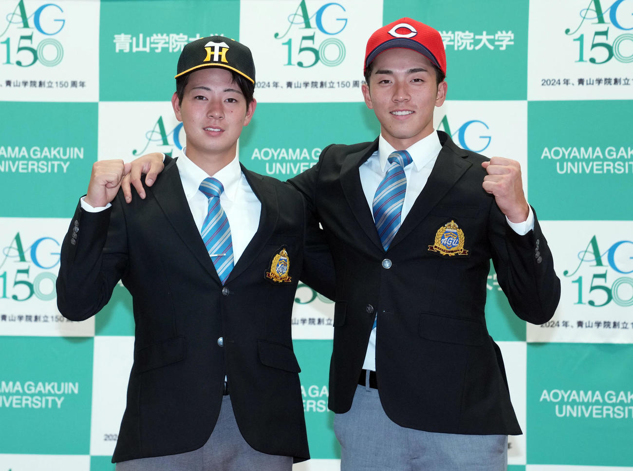 ドラフト会議後、記念撮影をする阪神単独1位指名の青学大・下村（左）と広島1位指名の常広（撮影・狩俣裕三）