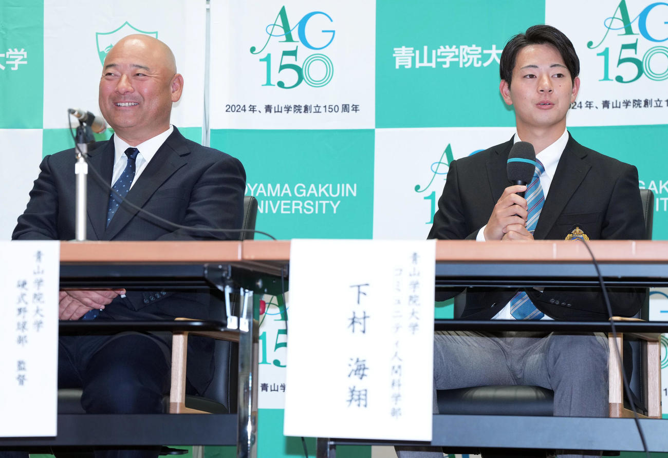 阪神単独1位指名後の会見で、青学大・安藤監督（左）について話をする下村（撮影・狩俣裕三）