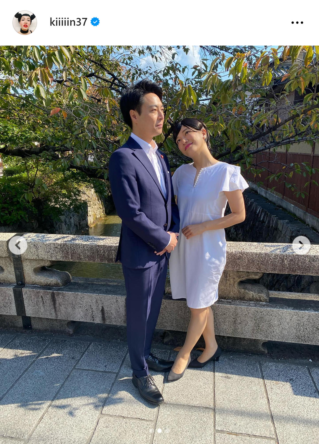 “滝クリポーズ”の小泉進次郎氏に扮する信濃岳夫と滝川クリステルの金原早苗（金原早苗のインスタグラムから）