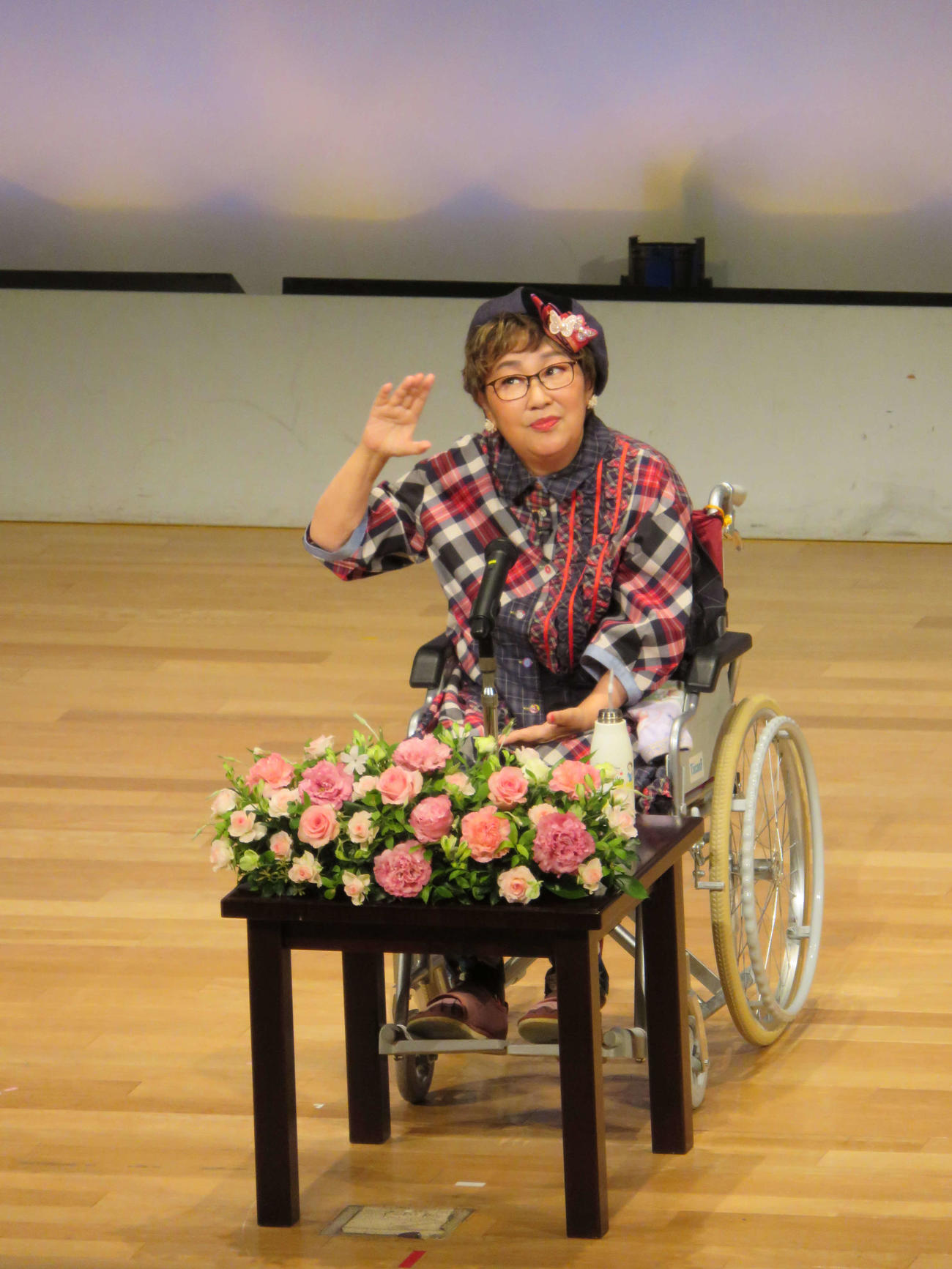闘病後初めて、1人での講演に臨んだ宮川花子（2022年4月撮影）