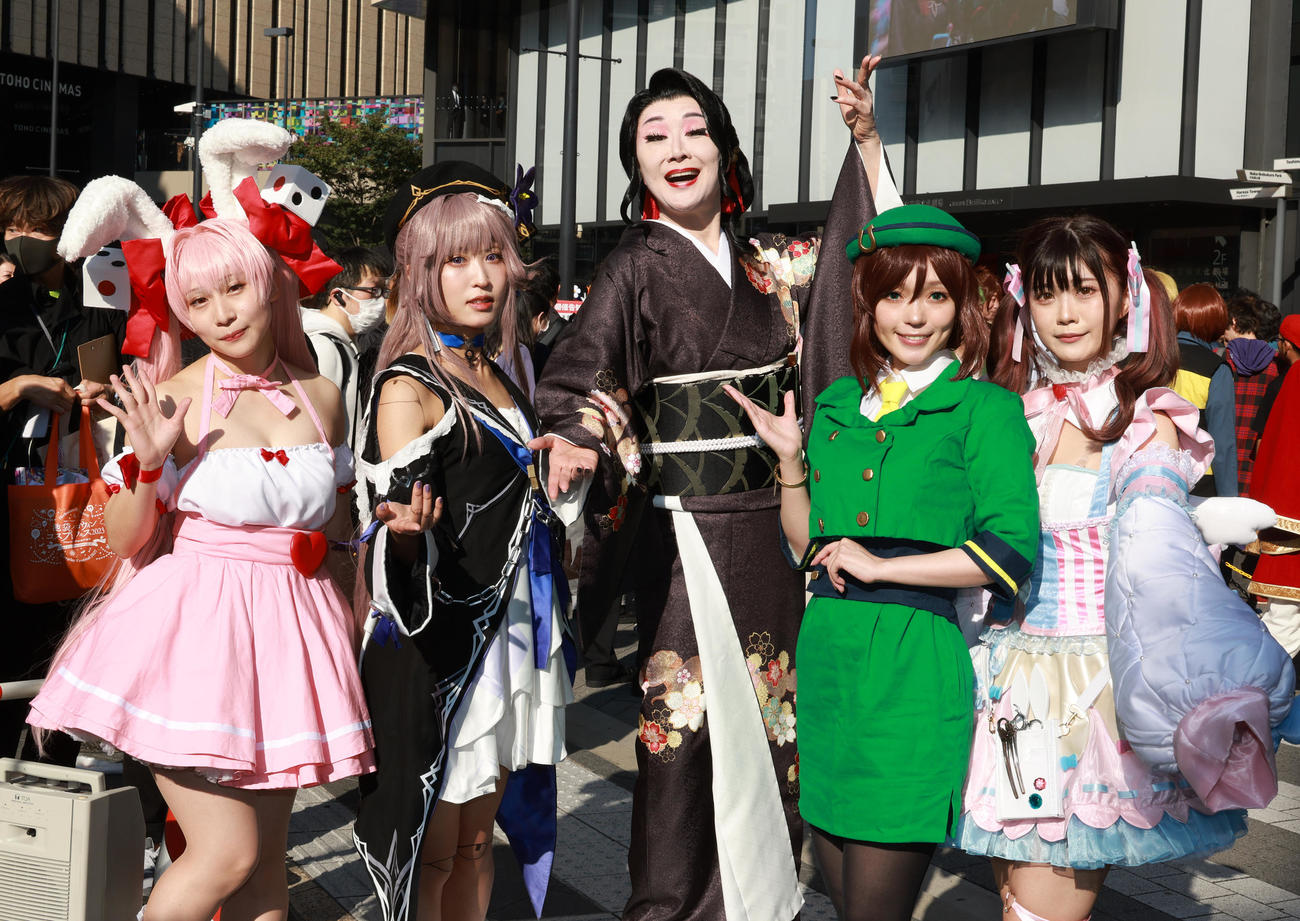 鬼滅の刃のキャラクター鬼舞辻無惨のコスプレで池袋ハロウィーンコスプレフェス2023に参加した小林幸子（中央）（撮影・中島郁夫）