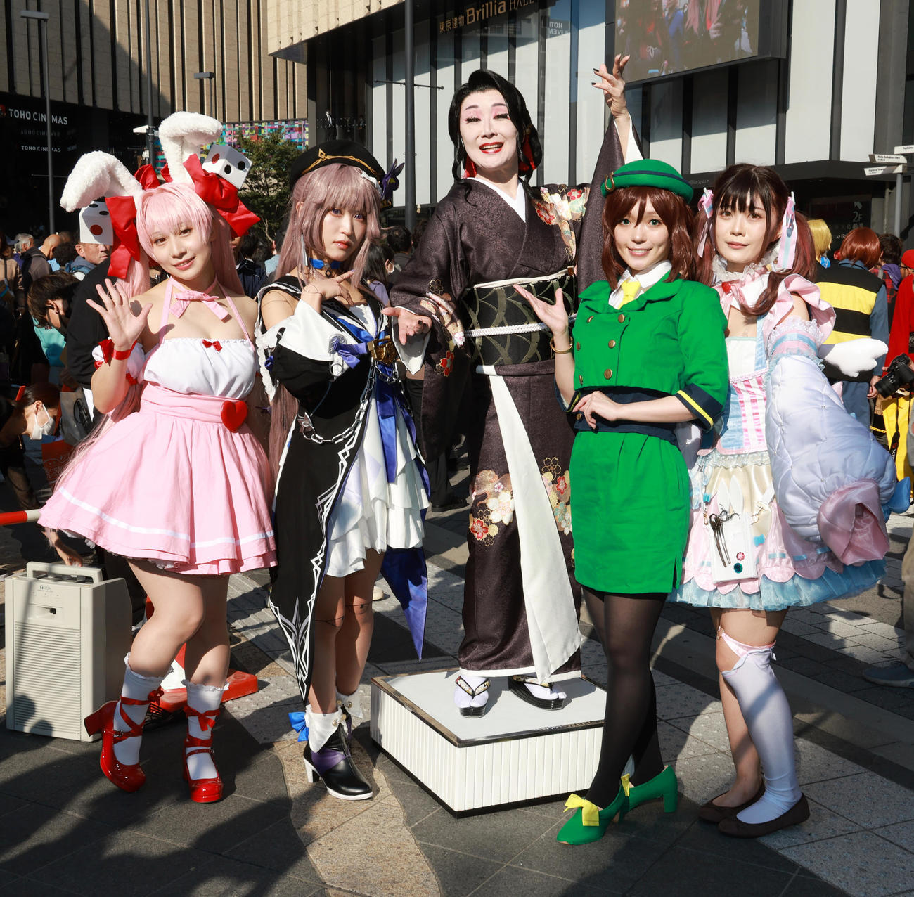 鬼滅の刃のキャラクター鬼舞辻無惨のコスプレで池袋ハロウィーンコスプレフェス2023に参加した小林幸子（中央）（撮影・中島郁夫）