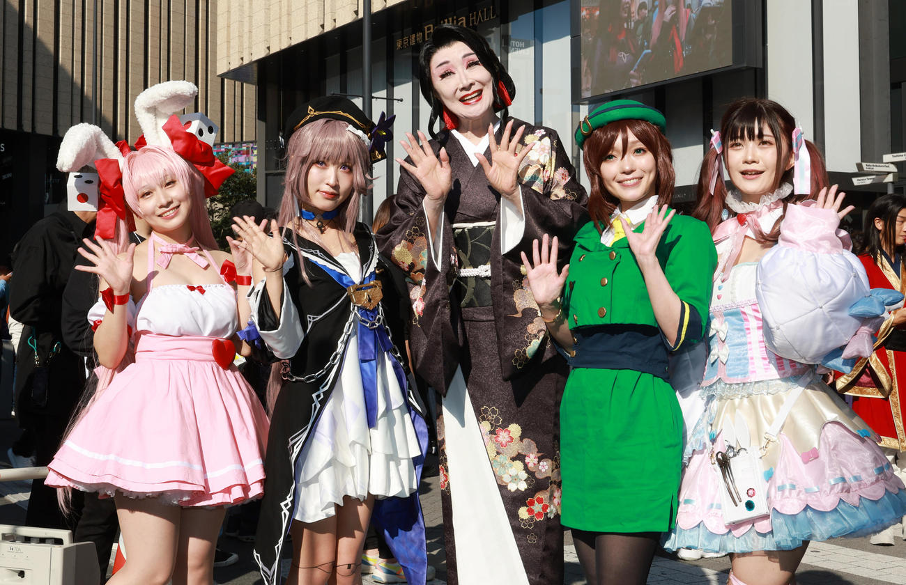 鬼滅の刃のキャラクター鬼舞辻無惨のコスプレで池袋ハロウィーンコスプレフェス2023に参加した小林幸子（中央）（撮影・中島郁夫）