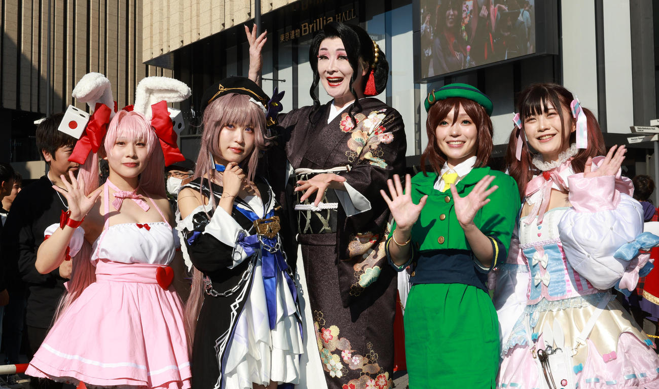鬼滅の刃のキャラクター鬼舞辻無惨のコスプレで池袋ハロウィーンコスプレフェス2023に参加した小林幸子（中央）（撮影・中島郁夫）