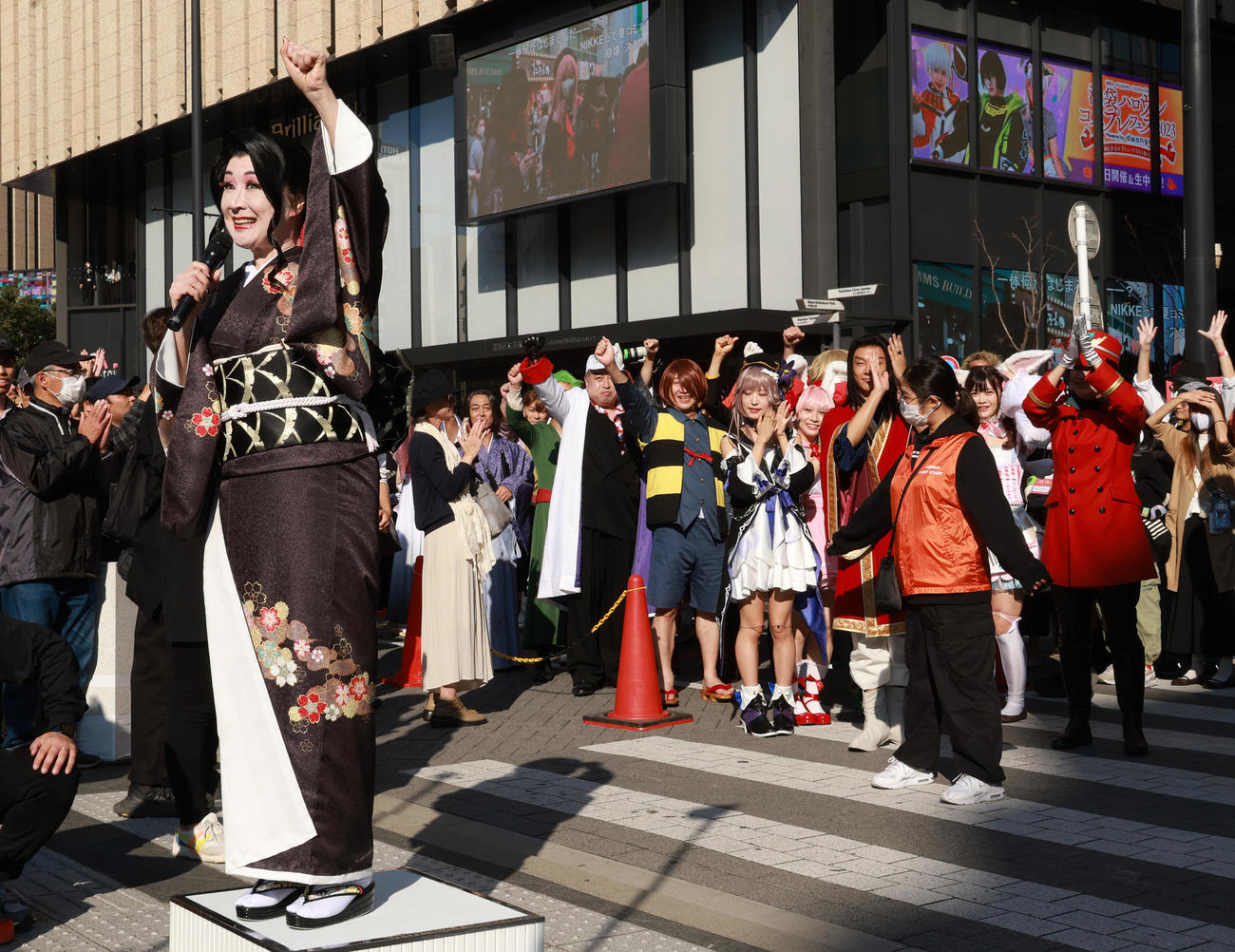 鬼滅の刃のキャラクター鬼舞辻無惨のコスプレでパレードスタートのかけ声をかける小林幸子（左端）（撮影・中島郁夫）