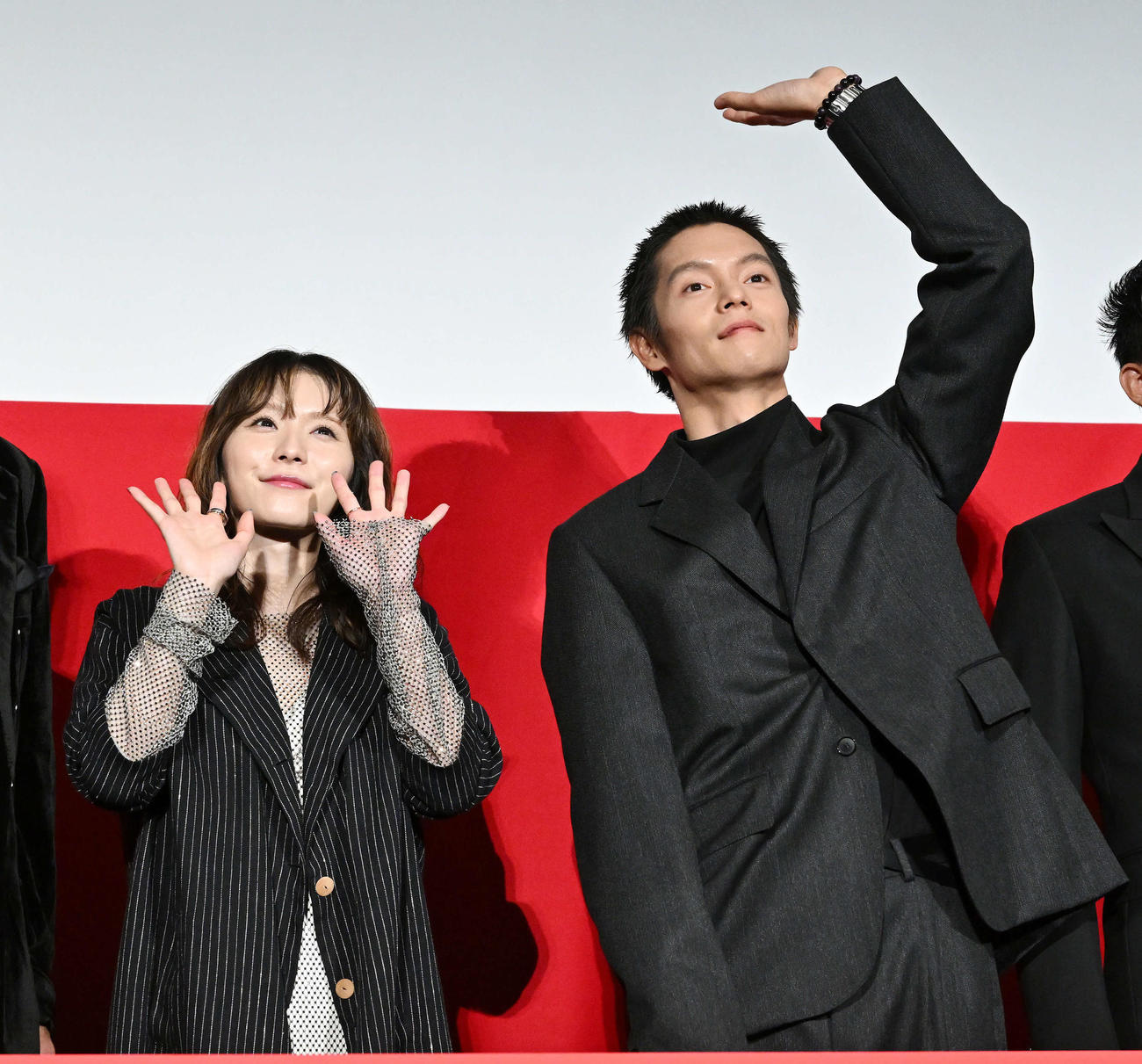 カメラに手を振る松岡茉優（左）と窪田正孝（撮影・滝沢徹郎）
