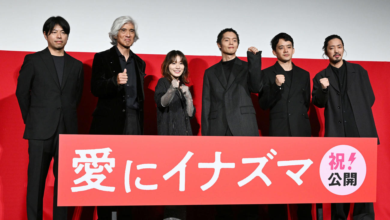 記念撮影する、左から石井裕也監督、佐藤浩市、松岡茉優、窪田正孝、池松壮亮、若葉竜也（撮影・滝沢徹郎）