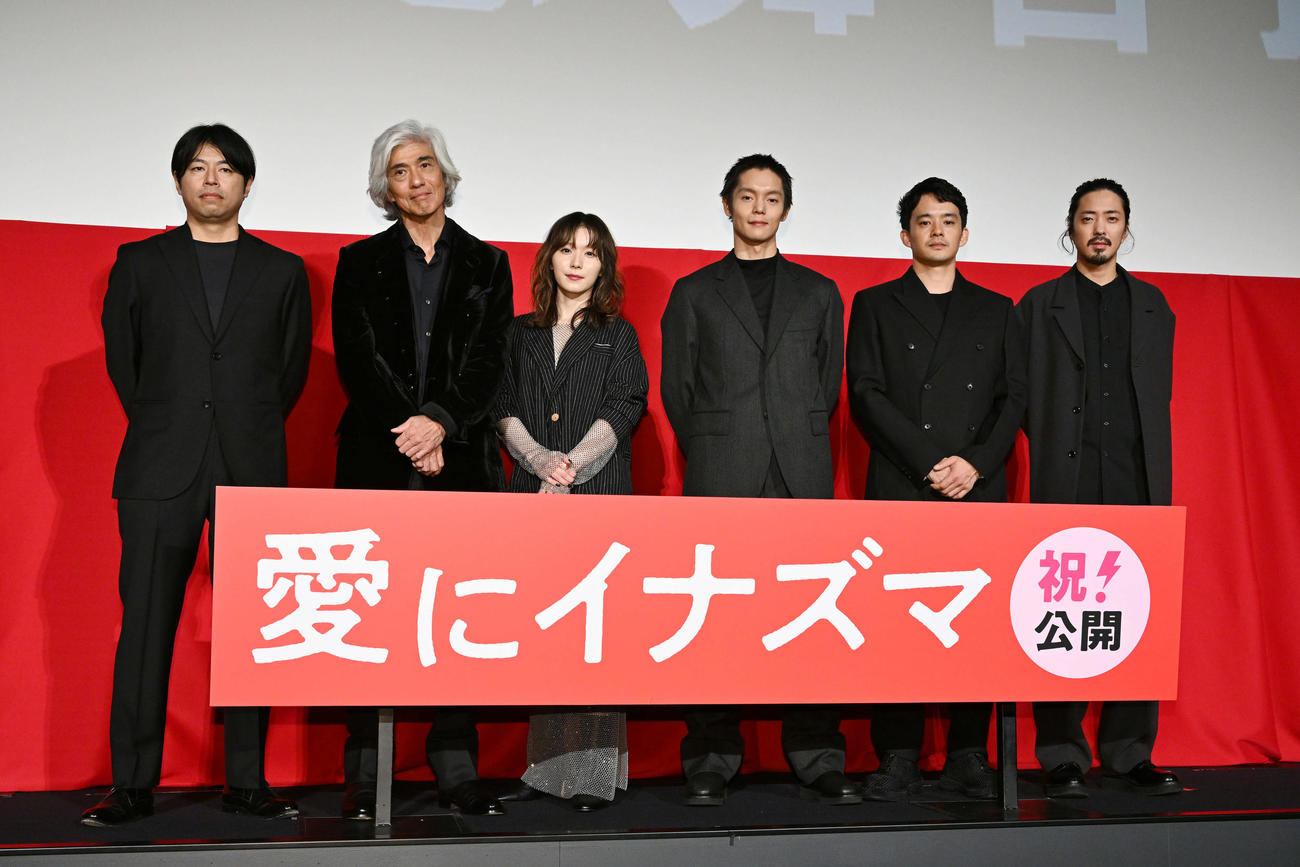 記念撮影する、左から石井裕也監督、佐藤浩市、松岡茉優、窪田正孝、池松壮亮、若葉竜也（撮影・滝沢徹郎）