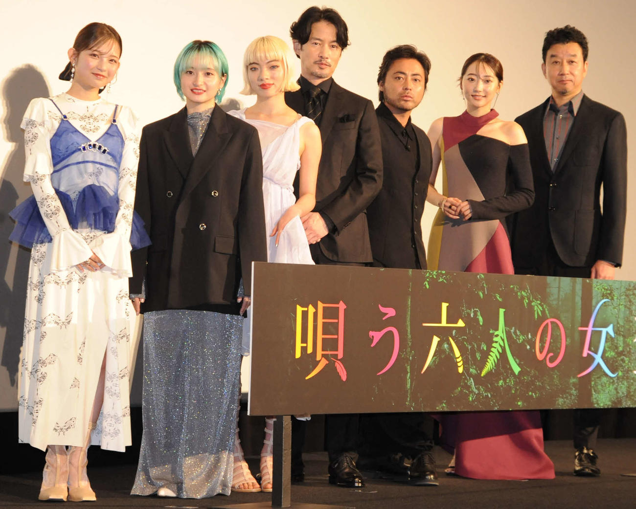 映画「唄う六人の女」公開記念舞台あいさつに登壇した、左から桃果、萩原みのり、アオイヤマダ、竹野内豊、山田孝之、武田玲奈、石橋義正監督（撮影・松尾幸之介）