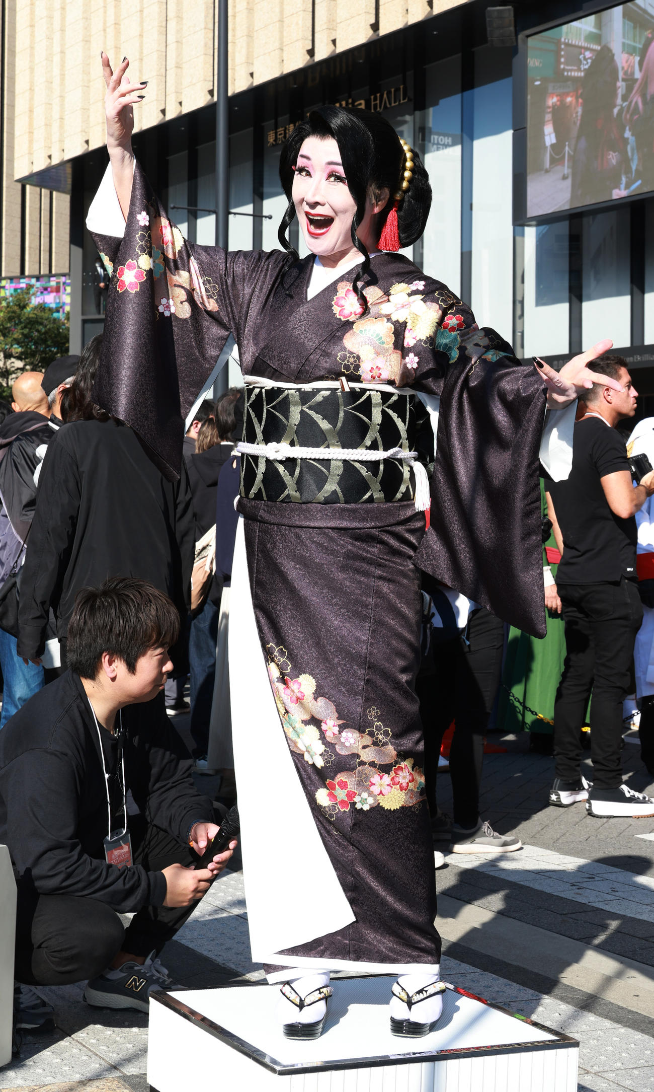 鬼滅の刃のキャラクター鬼舞辻無惨のコスプレで池袋ハロウィーンコスプレフェス2023に参加した小林幸子（撮影・中島郁夫）