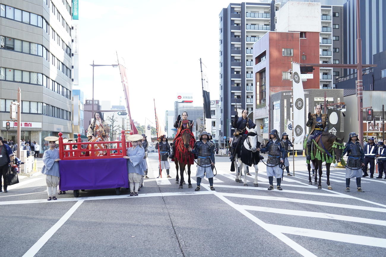 愛知・岡崎市で「家康行列」に参加した、左から北川景子、板垣李光人、山田裕貴、杉野遥亮