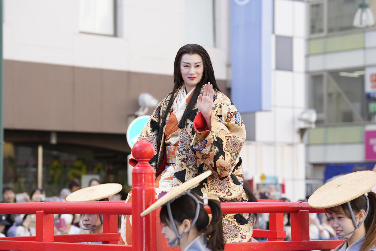 愛知・岡崎市で「家康行列」に参加した北川景子