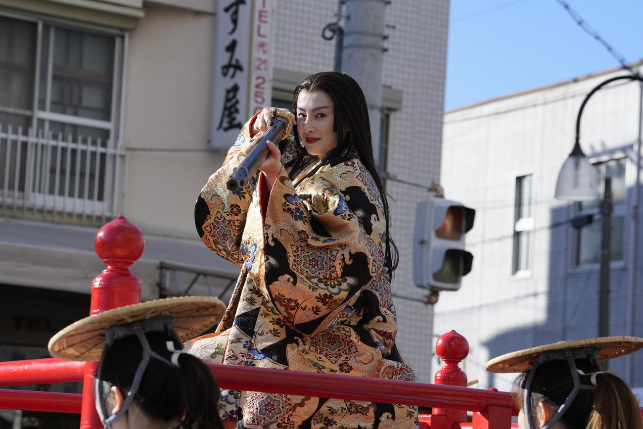 愛知・岡崎市の「家康行列」で火縄銃を構えるポーズを再現した北川景子