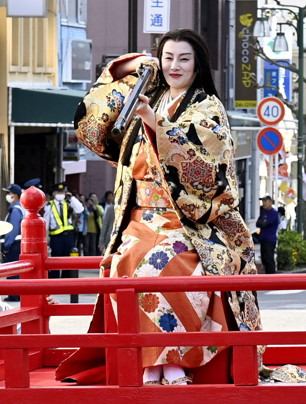 「家康行列」で愛知県岡崎市内を練り歩き、ポーズをとる北川景子（共同）