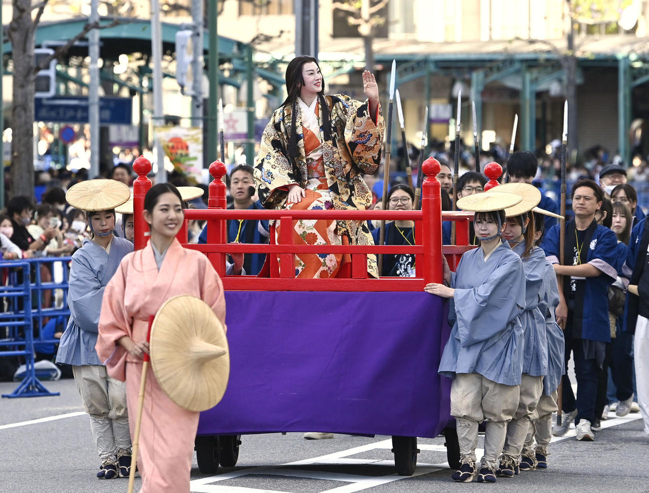 「家康行列」で愛知県岡崎市内を練り歩く北川景子（共同）
