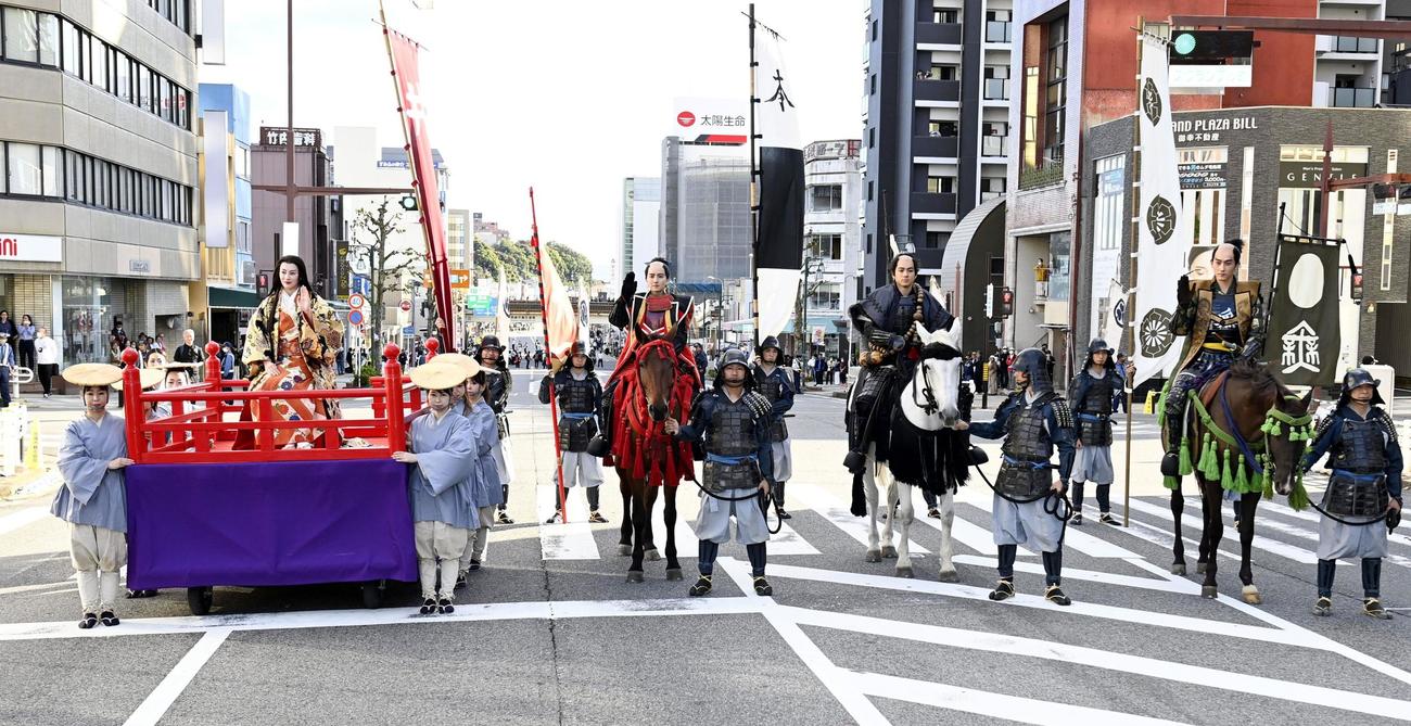 「家康行列」で、こしや馬に乗り愛知県岡崎市内を練り歩いた（左から）北川景子、板垣李光人、山田裕貴、杉野遥亮（共同）