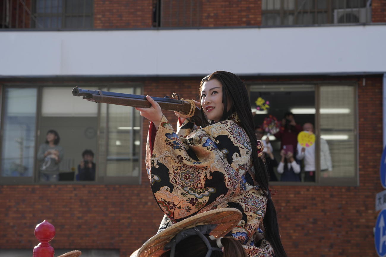愛知・岡崎市の「家康行列」で火縄銃を構えるポーズを再現した北川景子