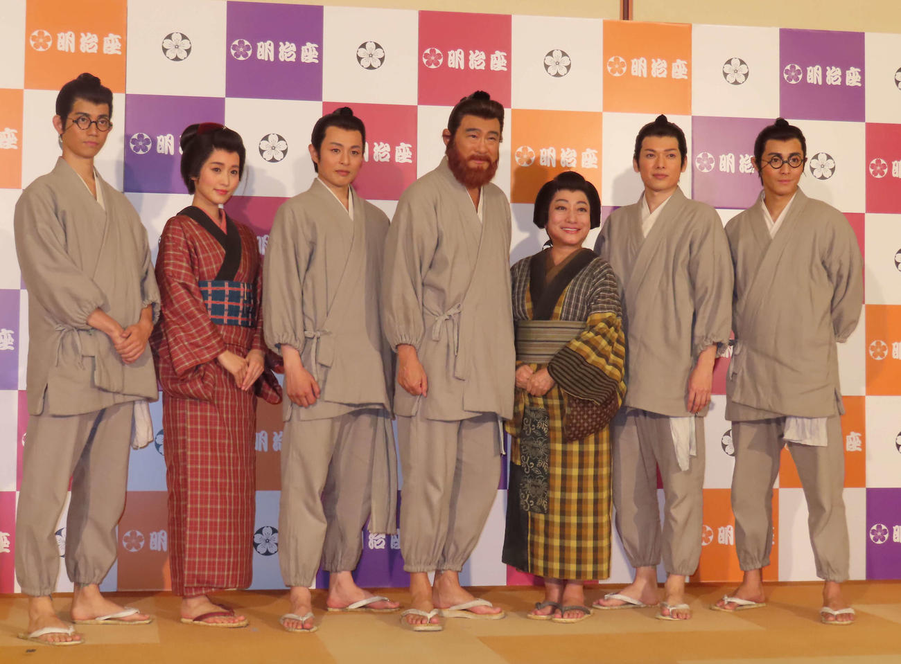 舞台「赤ひげ」の初日公演後に取材に応じた、左から高橋健介、菅井友香、新木宏典、船越英一郎、山村紅葉、崎山つばさ、猪野広樹