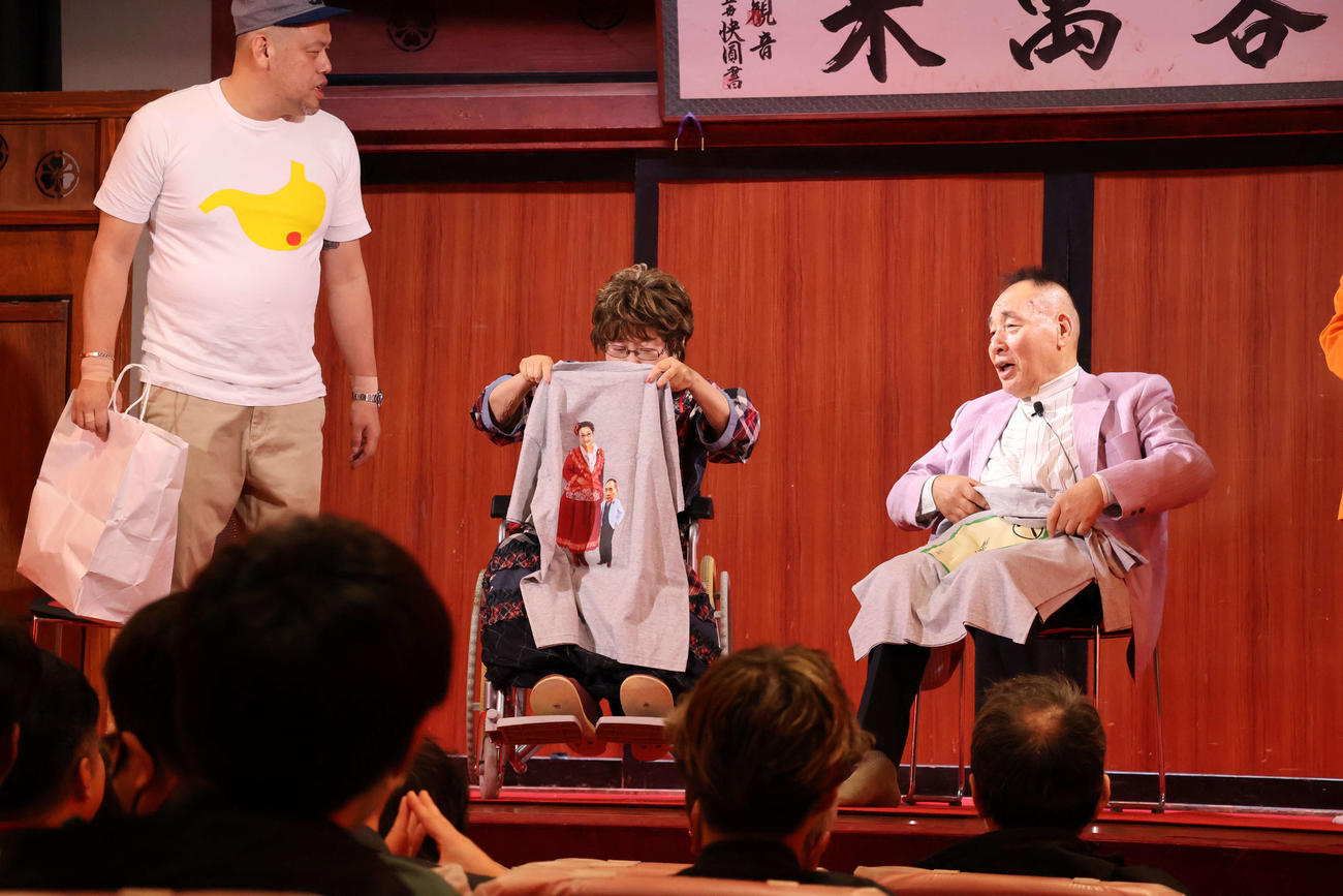 くっきーから贈られたTシャツのイラストは大きな花子に小さな大助が描かれ爆笑（撮影・村上久美子）