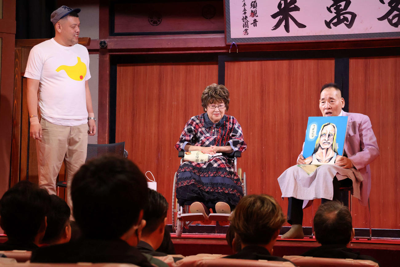 くっきーとのフリートークでもわかせた宮川大助（右）・花子（中央）（撮影・村上久美子）