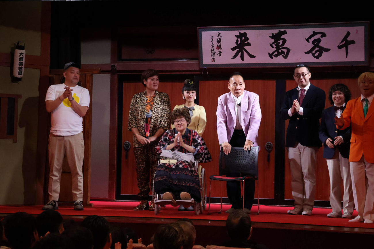 体調を万全に戻すと約束した宮川花子（中央）と、夫大助（同右）ら（撮影・村上久美子）