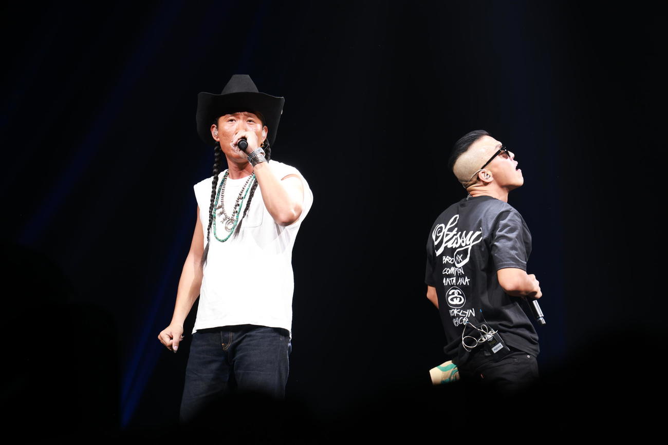 自身初の全国アリーナツアーのさいたまスーパーアリーナ公演を開催した平井大。右はハワイ出身の盟友・ALEXXX