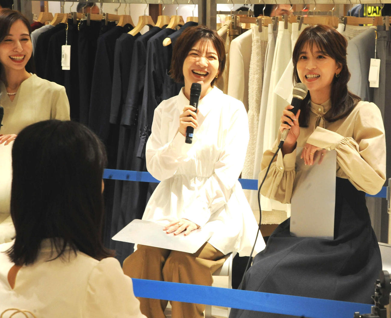 日本テレビのアパレルブランド「Audire」のトークイベントに出演した、郡司恭子アナウンサー（右端）と佐藤真知子アナウンサー（中央）、イメージコンサルタントの栂野ちひろ氏（撮影・松尾幸之介）