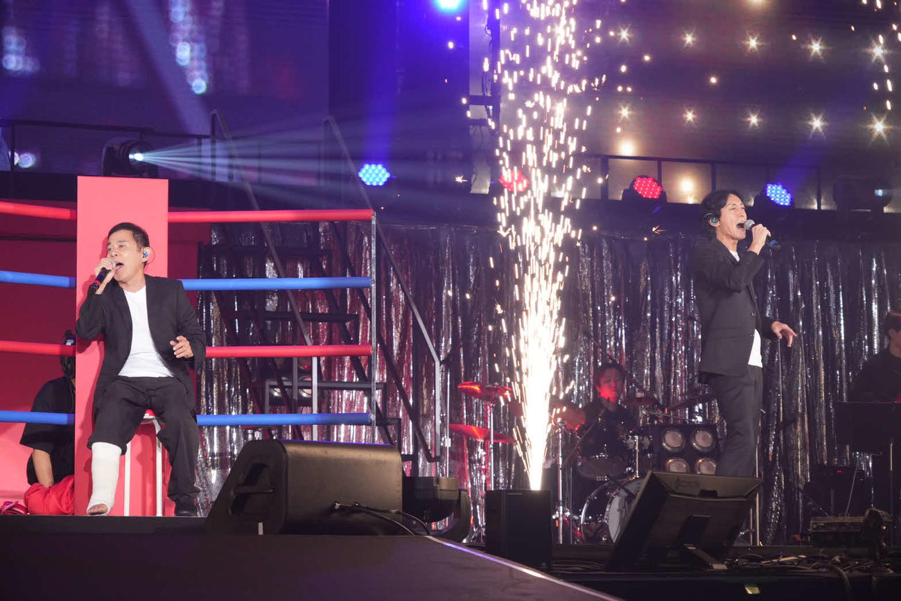 ニッポン放送「ナインティナインのオールナイトニッポン歌謡祭」に出演したナインティナインの岡村隆史（左）と矢部浩之