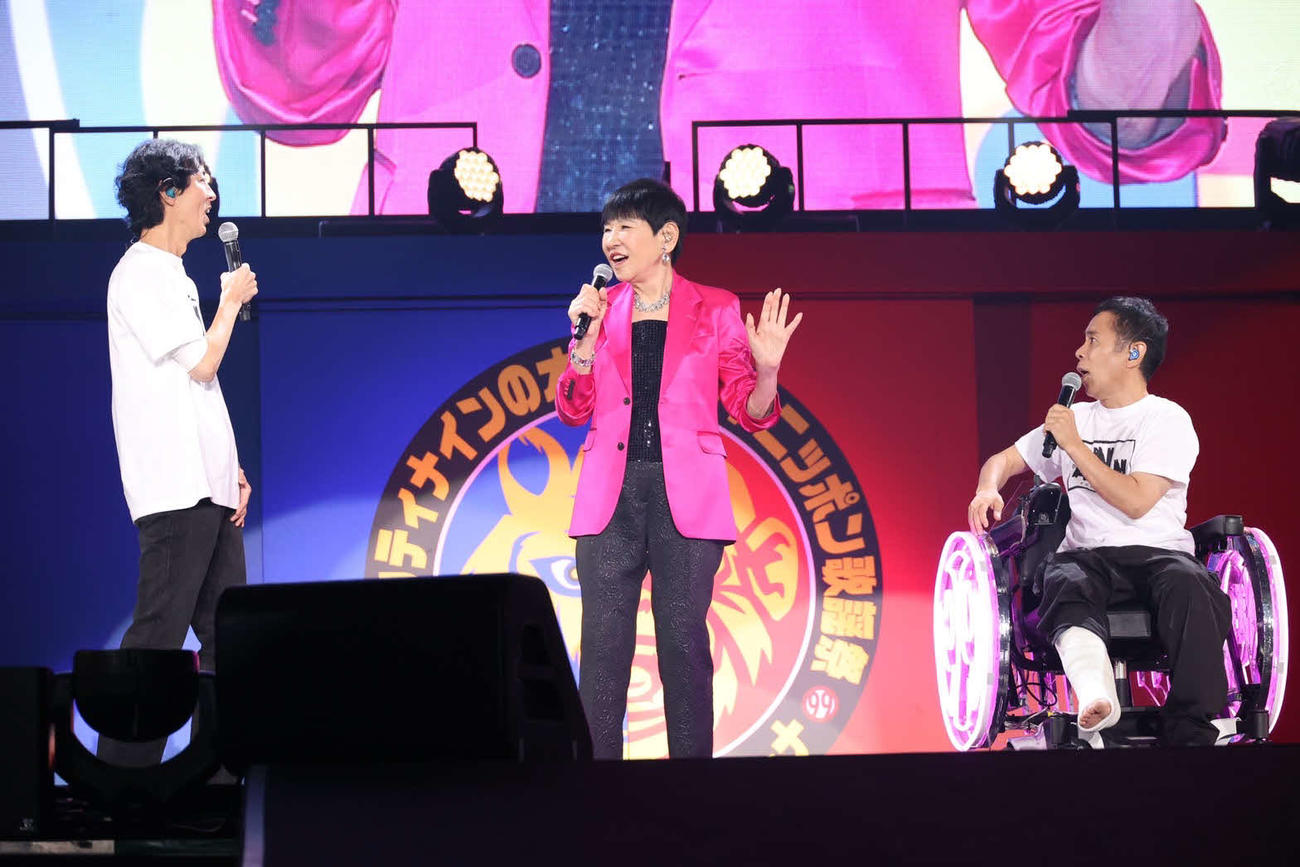 ニッポン放送「ナインティナインのオールナイトニッポン歌謡祭」に出演した和田アキ子（中央）。ナインティナインの岡村隆史（右端）と矢部浩之
