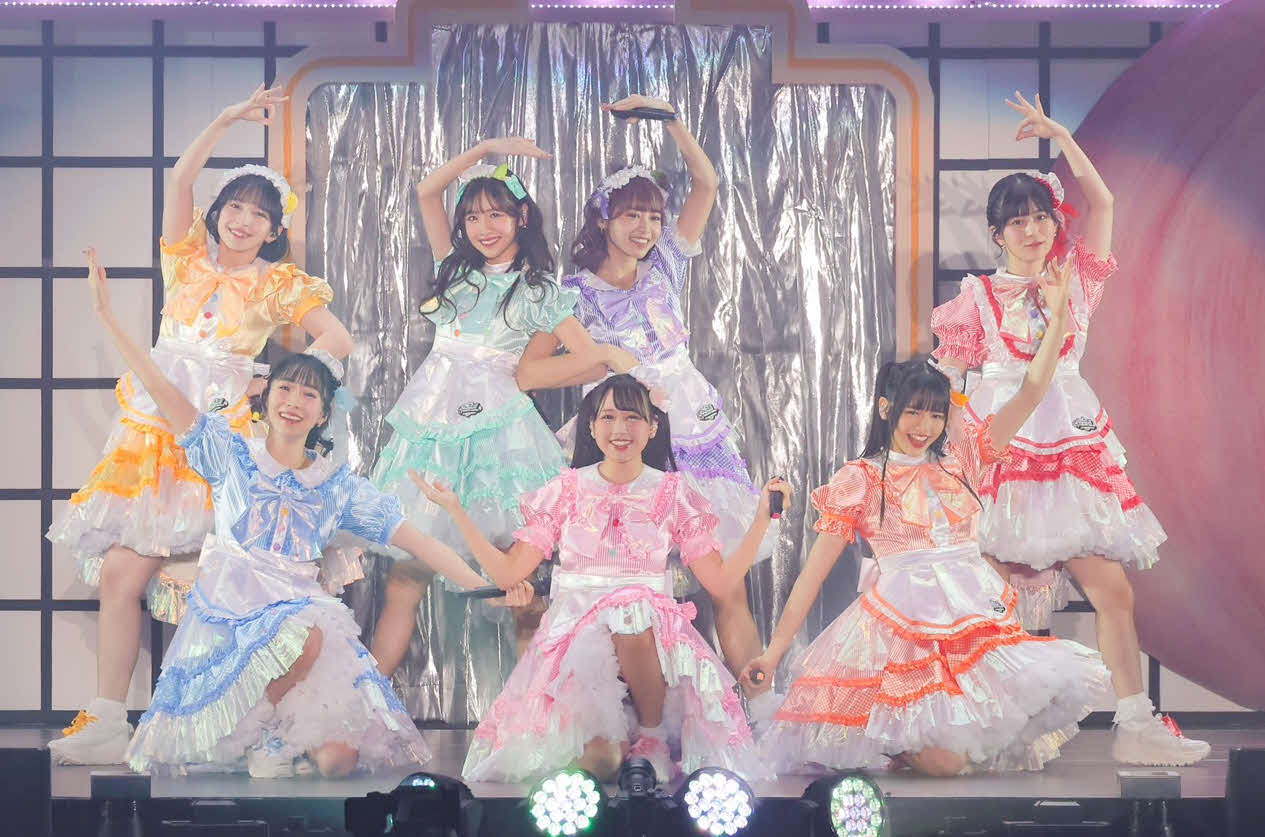 初全国ツアー最終公演を行った、前列左からFRUITSZIPPERの真中まな、松本かれん、鎮西寿々歌、後列左から早瀬ノエル、櫻井優衣、仲川瑠夏、月足天音