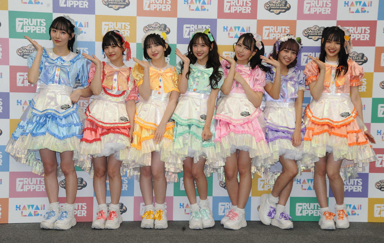初全国ツアーの最終公演前に取材に応じたFRUITSZIPPERの、左から真中まな、月足天音、早瀬ノエル、櫻井優衣、松本かれん、仲川瑠夏、鎮西寿々歌（撮影・松尾幸之介）