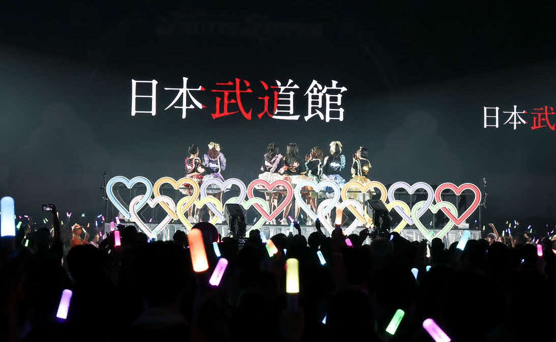 初全国ツアーの最終公演を行い、アンコールで武道館公演開催を知らされるFRUITSZIPPER