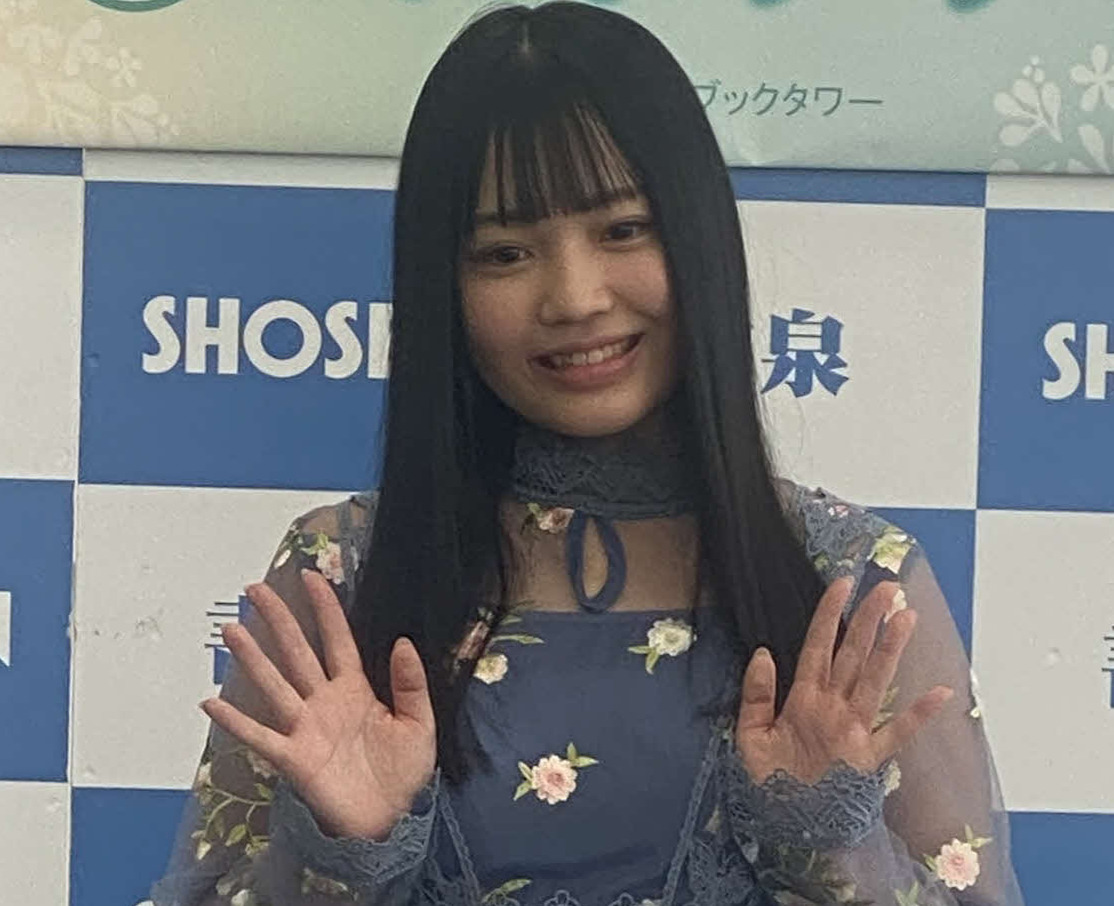 ファースト写真集「すずのゆめ」発売記念イベントに登壇した鈴原すず