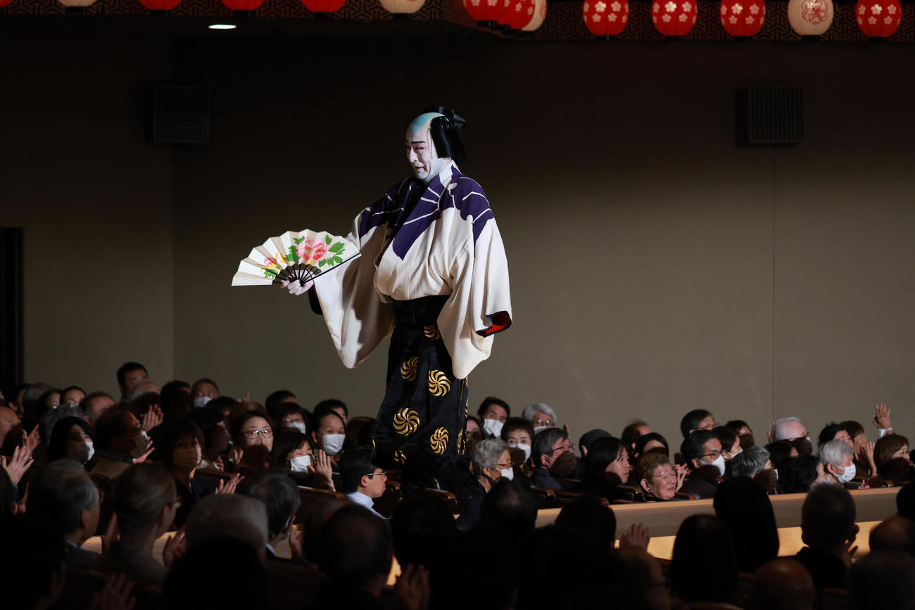 歌舞伎舞踊「お祭り」を披露し花道を引きあげる片岡仁左衛門（撮影・中島郁夫）