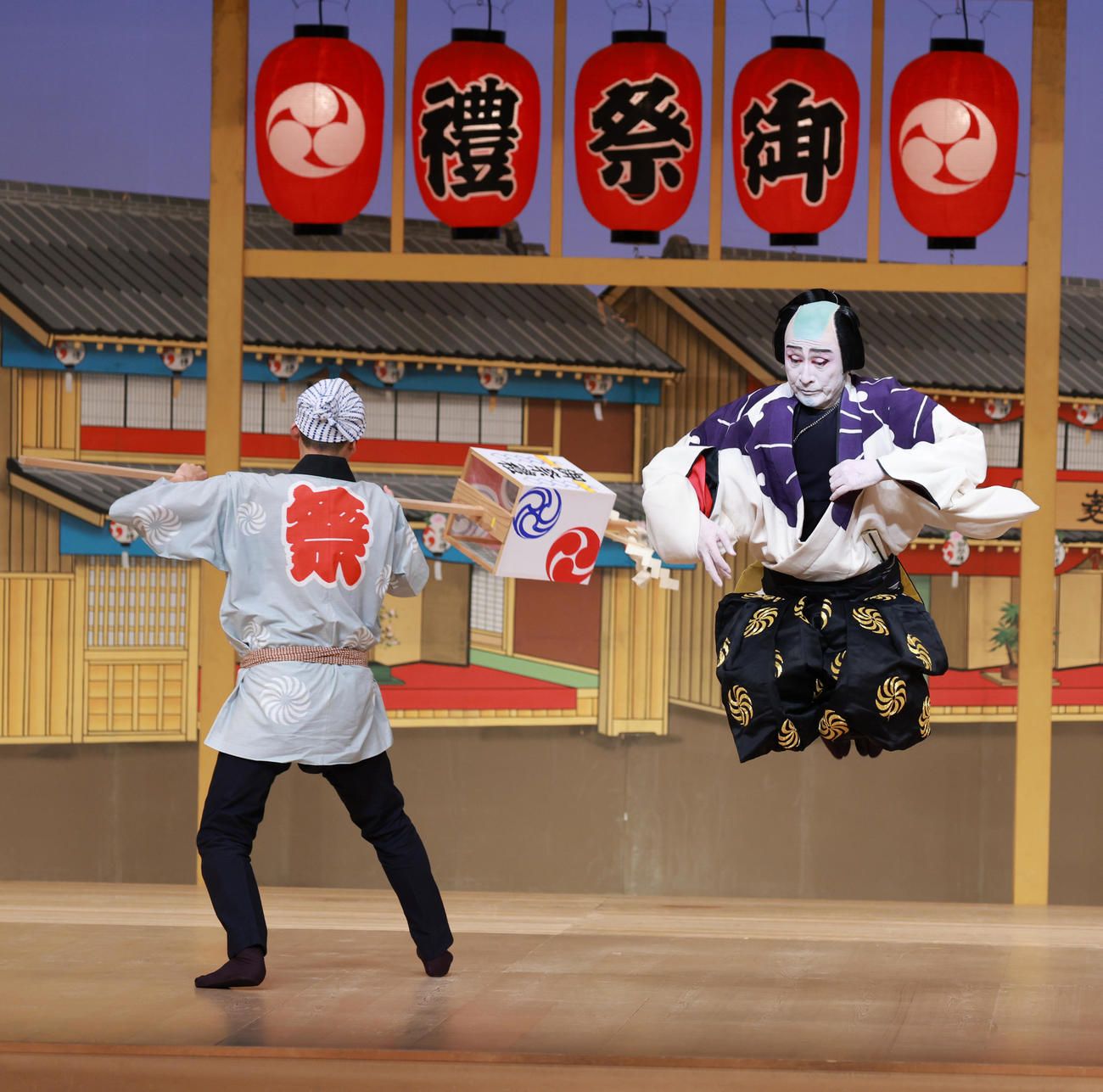 歌舞伎舞踊「お祭り」を披露する片岡仁左衛門（右）（撮影・中島郁夫）