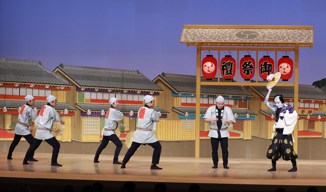 歌舞伎舞踊「お祭り」を披露する片岡仁左衛門（右端）（撮影・中島郁夫）