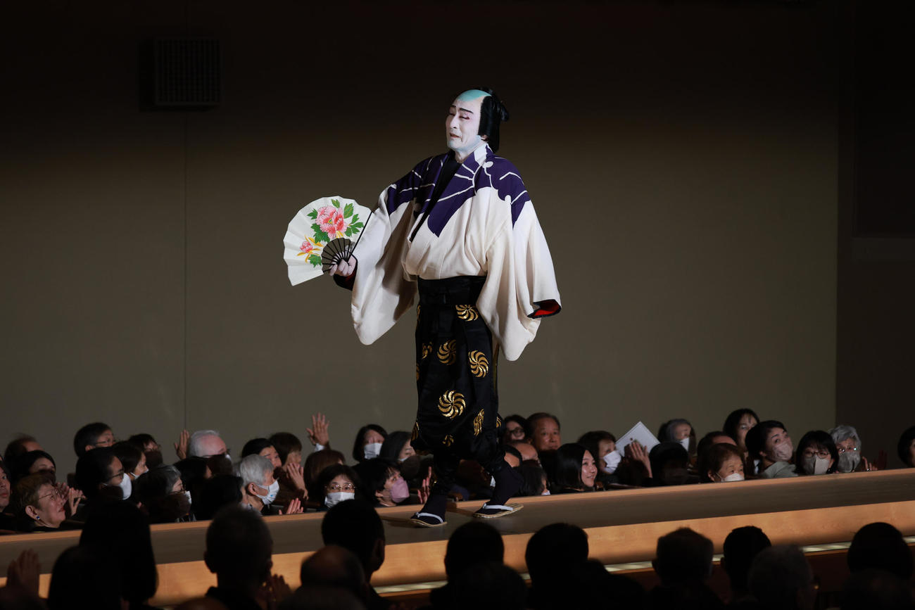 歌舞伎舞踊「お祭り」を披露し花道を引きあげる片岡仁左衛門（撮影・中島郁夫）