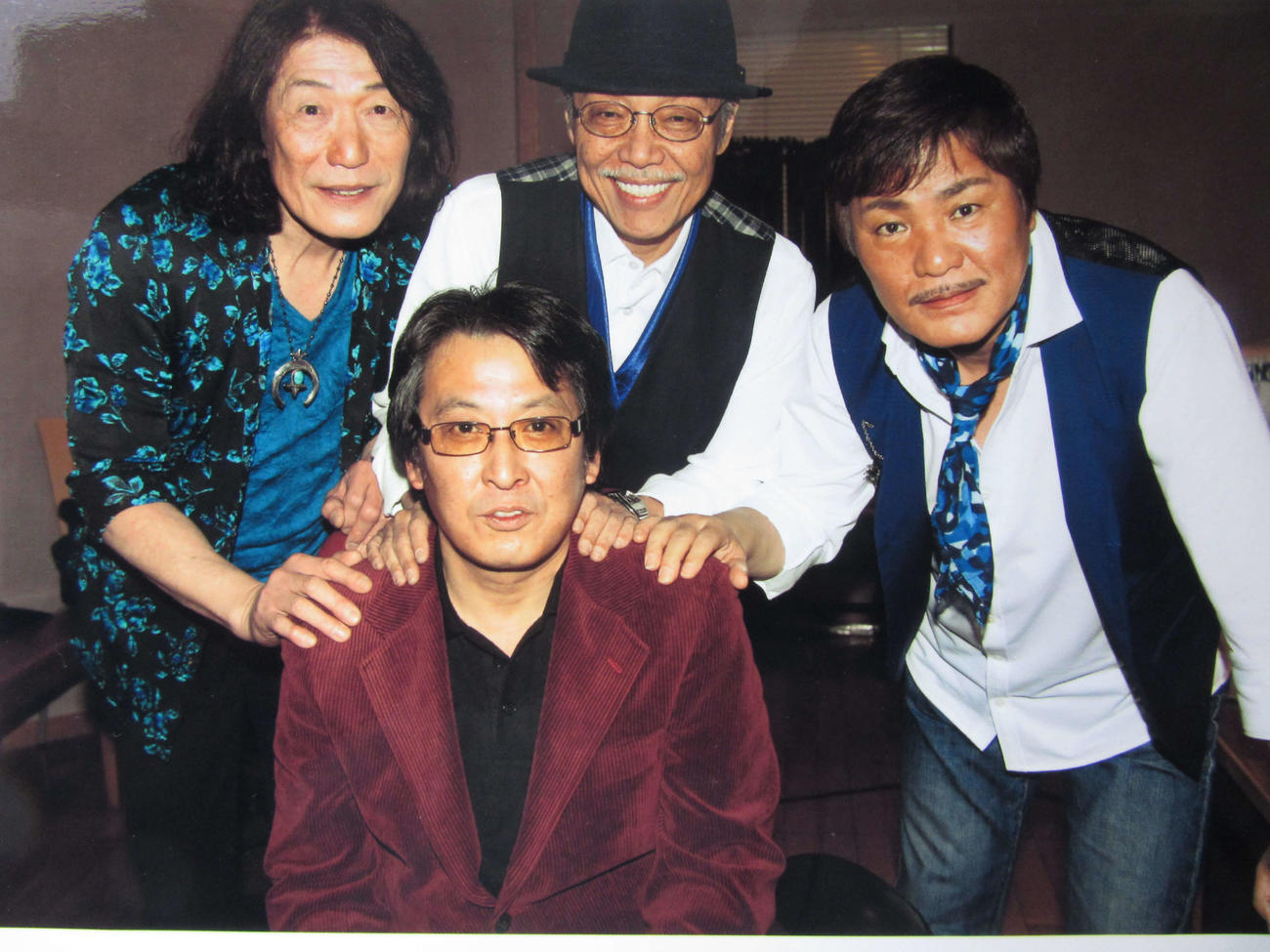 アリス（左から矢沢透、谷村新司さん、堀内孝雄）のメンバーに肩に手を置かれ、緊張気味の記者（13年4月）
