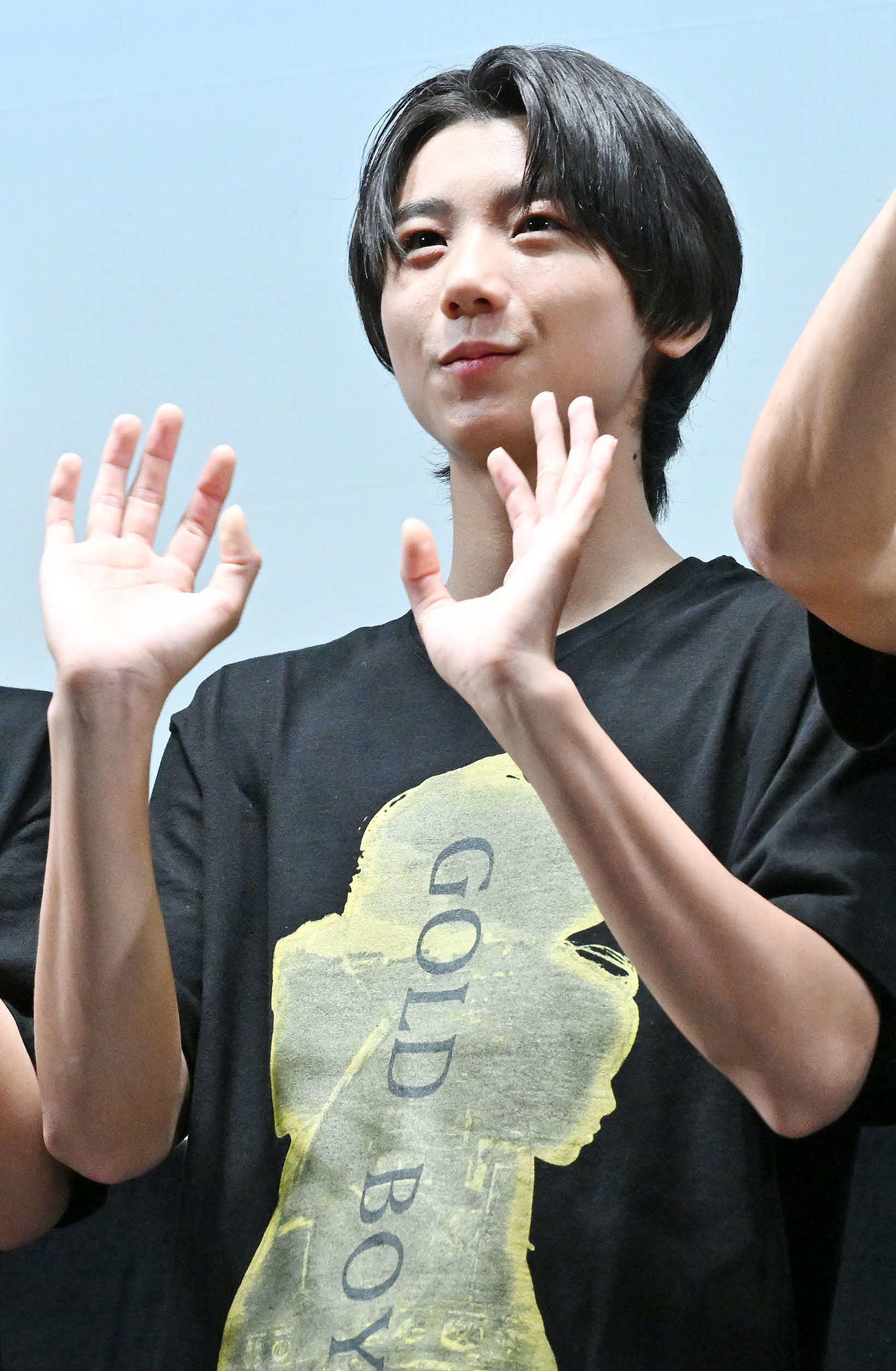 映画「ゴールド・ボーイ」舞台あいさつで手を振る羽村仁成（撮影・滝沢徹郎）