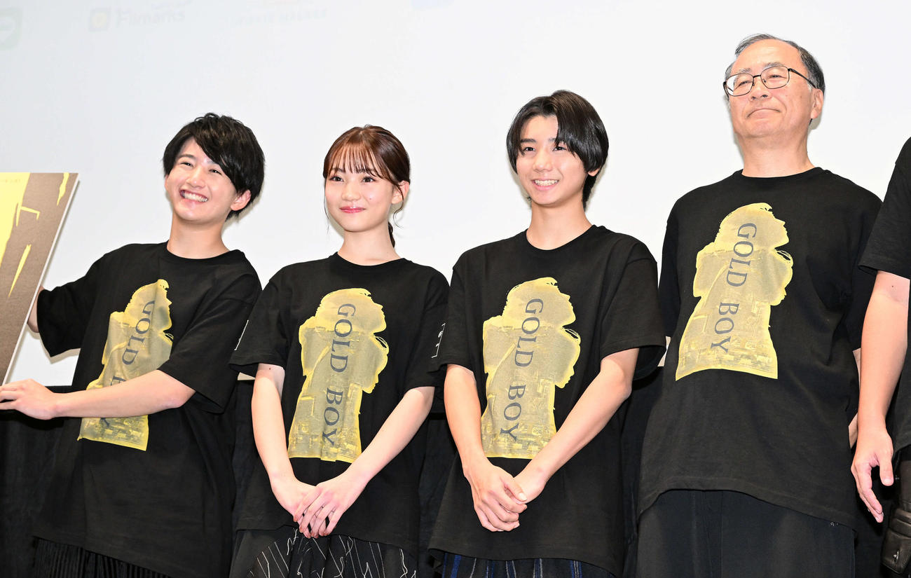 映画「ゴールド・ボーイ」舞台あいさつで記念撮影する、左から前出燿志、星乃あんな、羽村仁成、金子修介監督（撮影・滝沢徹郎）