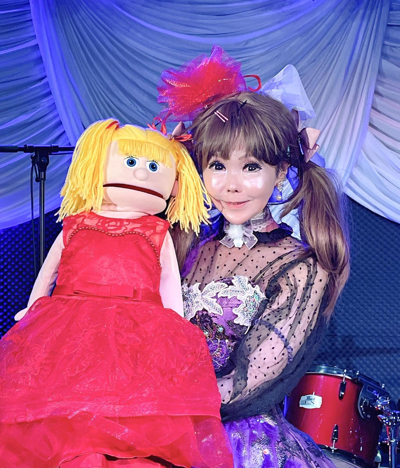 バースデーライブ「お誕生日だよ、全員集合！」で、相方のキャンディちゃん（左）とともに腹話術を披露する恵中瞳
