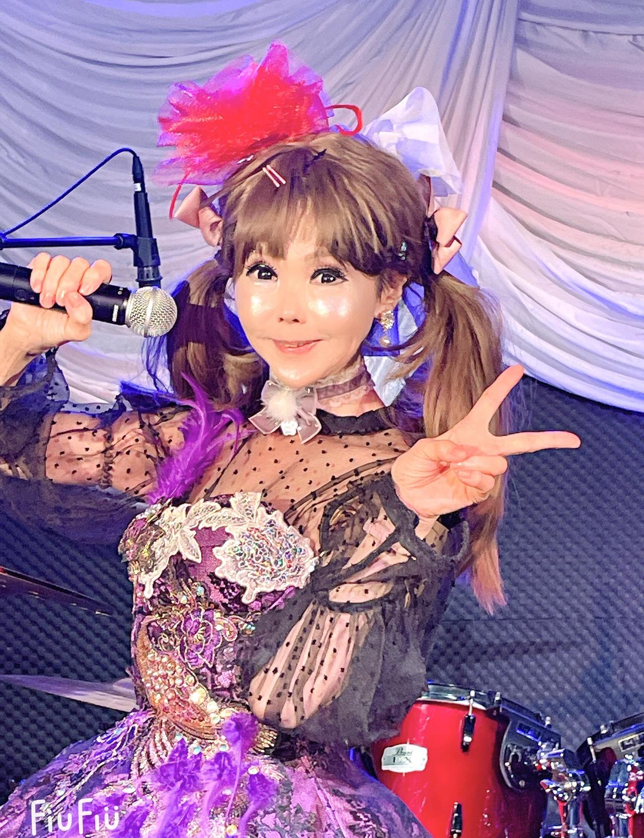 バースデーライブ「お誕生日だよ、全員集合！」で熱唱する恵中瞳