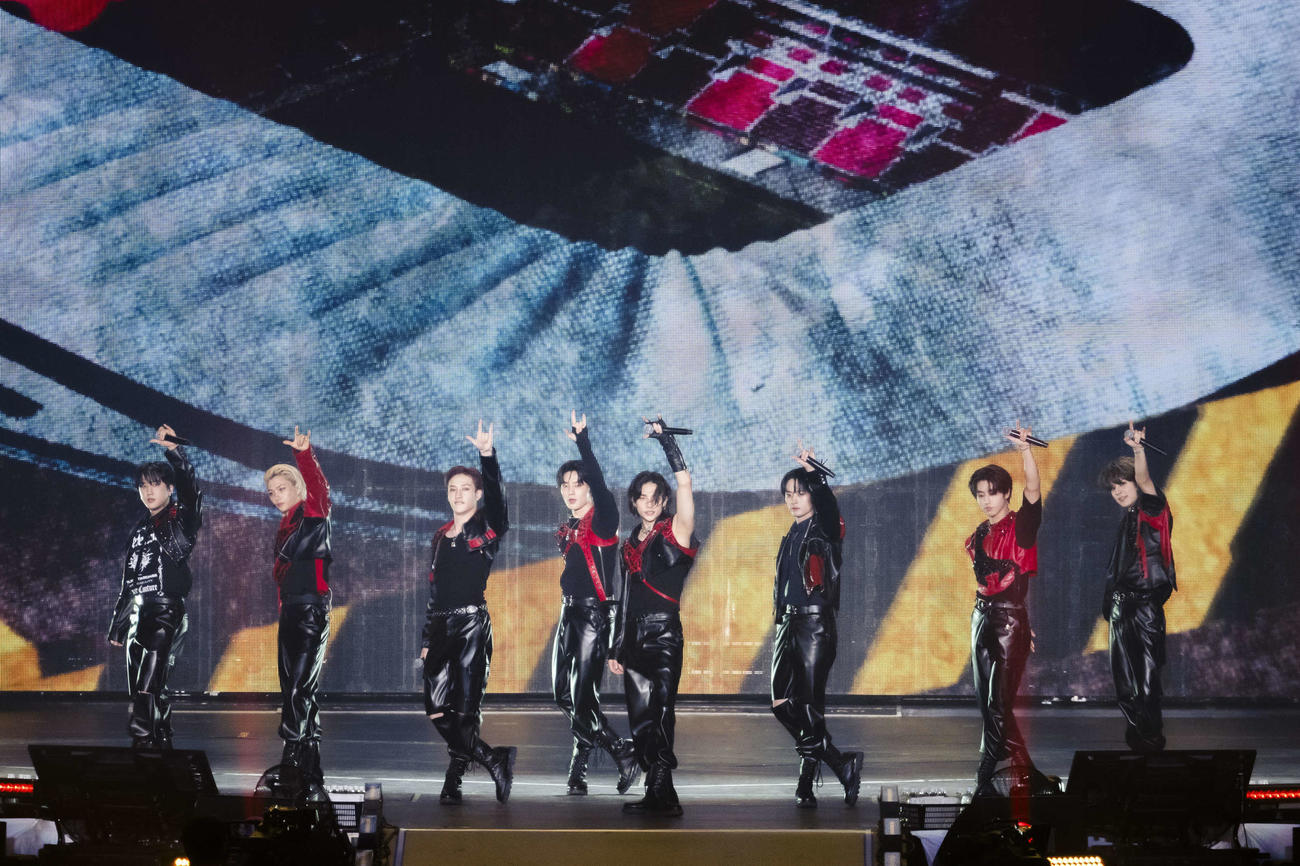 初の東京ドームライブを開催したStray Kids。左からチャンビン、フィリックス、バンチャン、アイエン、ヒョンジン、リノ、ハン、スンミン（撮影：田中聖太郎写真事務所）