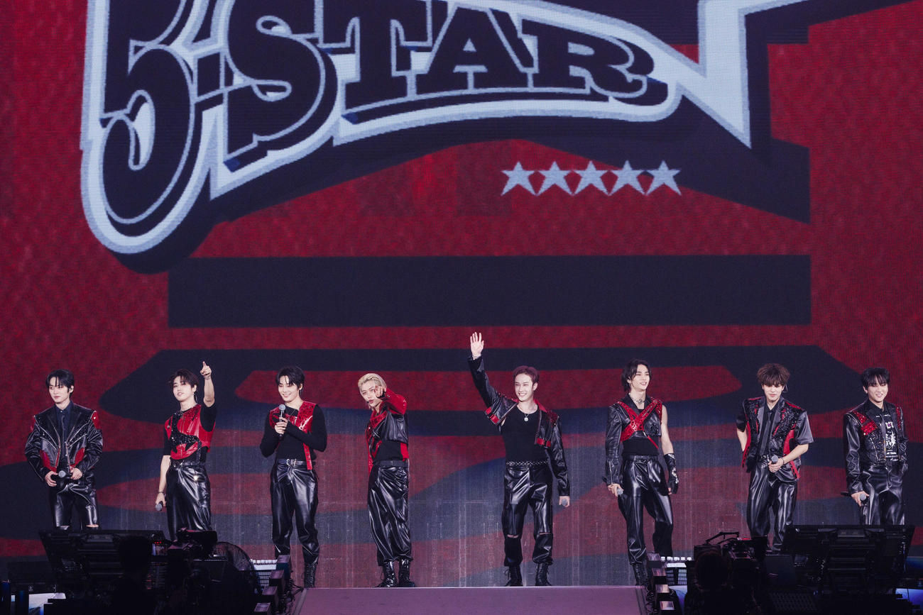 初の東京ドームライブを開催したStray Kids。左からリノ、ハン、アイエン、フィリックス、バンチャン、ヒョンジン、スンミン、チャンビン（撮影：田中聖太郎写真事務所）