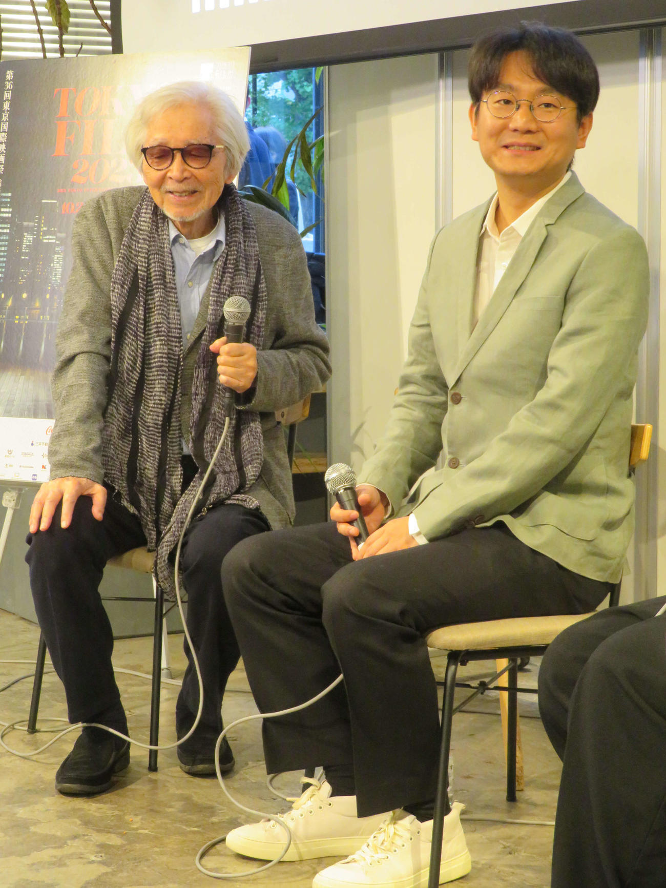 東京国際映画祭で対談した山田洋次監督（左）とグー・シャオガン監督（撮影・村上幸将）