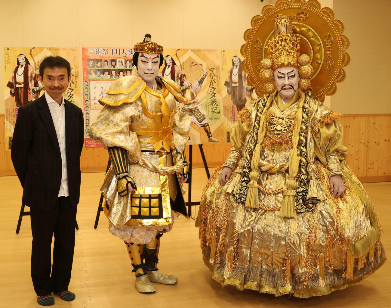 尾上菊之助（中央）、尾上菊五郎（右）、演出の宮城聡氏（2017年10月撮影）