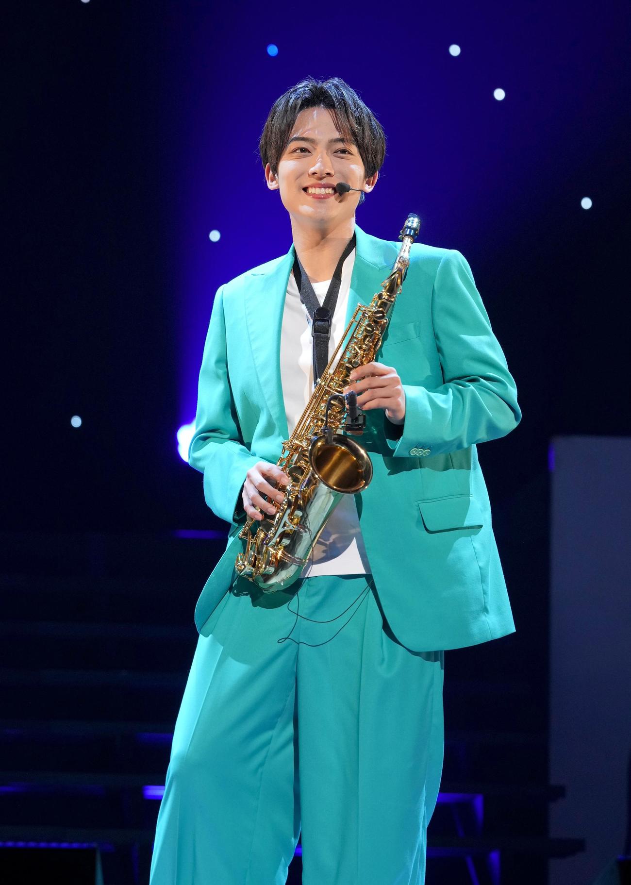 スペシャルコンサートでサックス演奏を披露する辰巳ゆうと