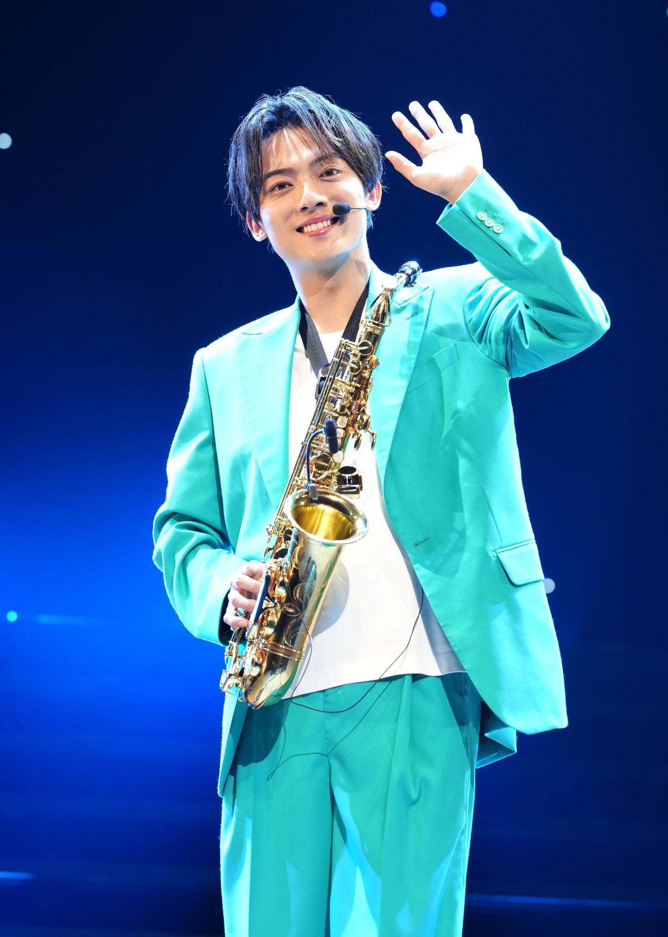スペシャルコンサートでサックス演奏を披露する辰巳ゆうと