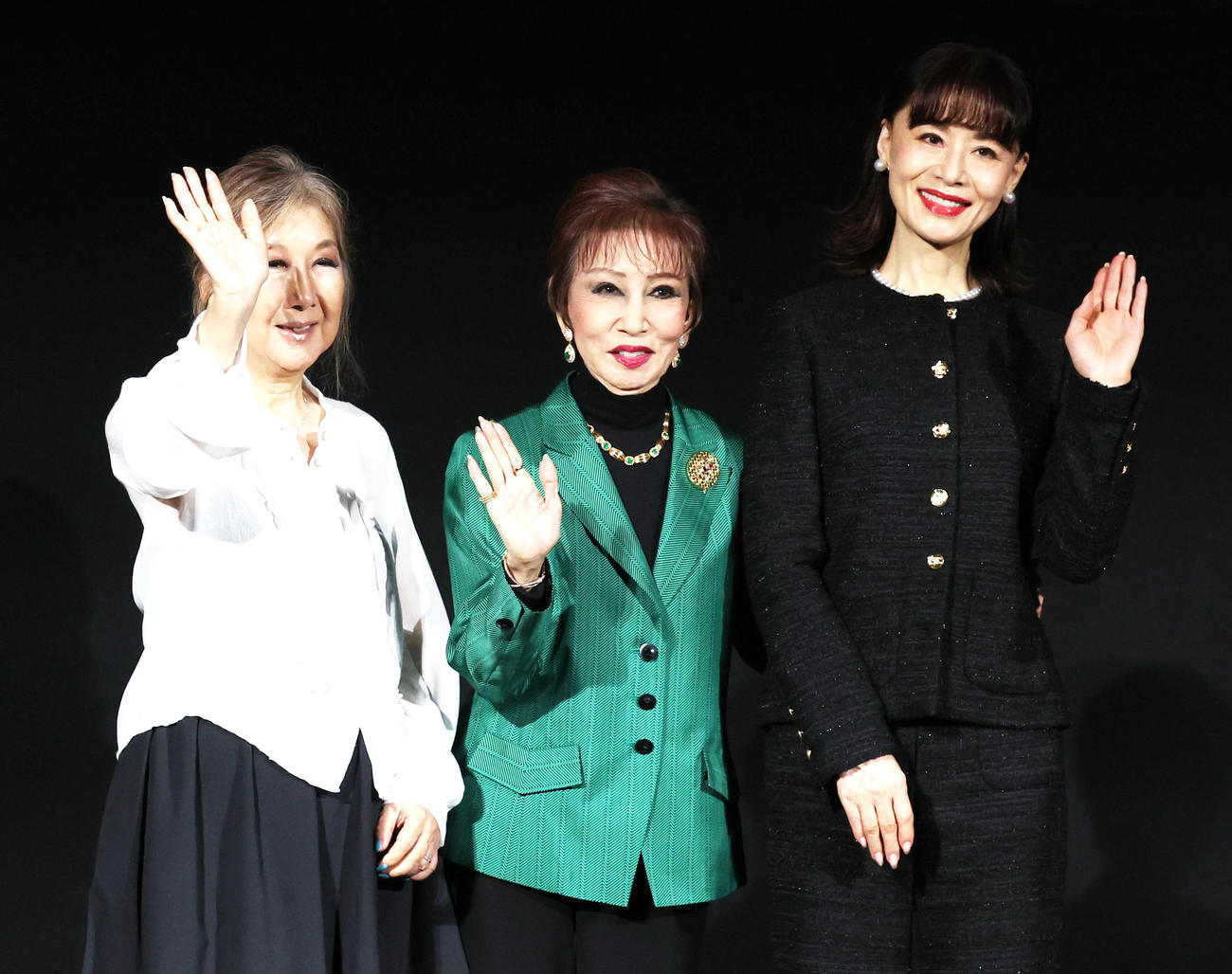 「月丘夢路、井上梅次100年祭」のレセプションに出席した左から高橋真梨子、浅丘ルリ子、大地真央（撮影・野上伸悟）